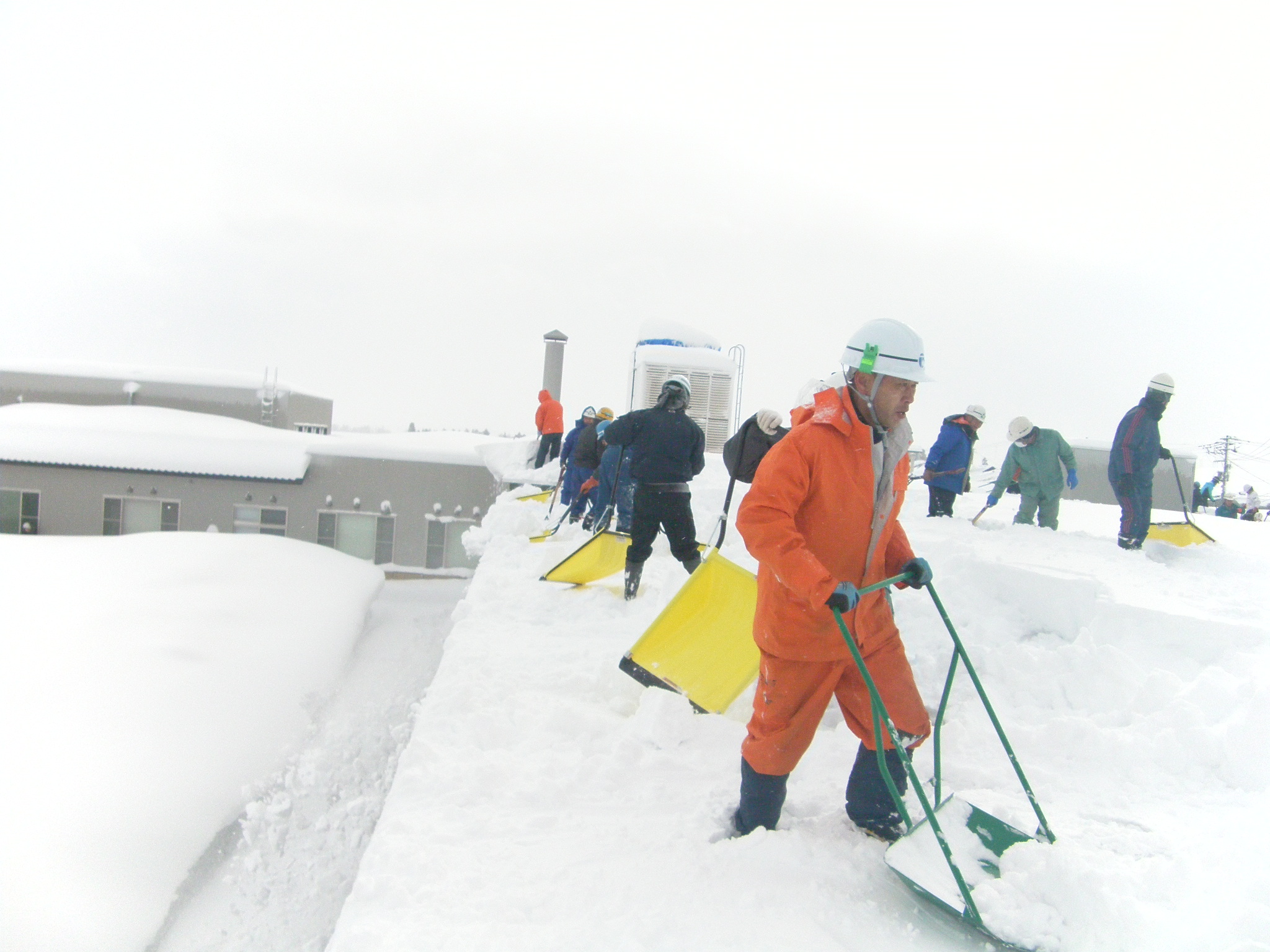 飯豊町介護老人保健施設「美の里」の雪下し：画像